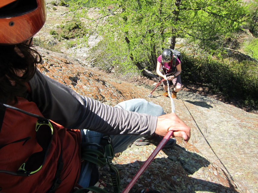 'Petit passage d�licat. On improvise pour �viter de sortir la corde. Pas tr�s orthodoxe...'